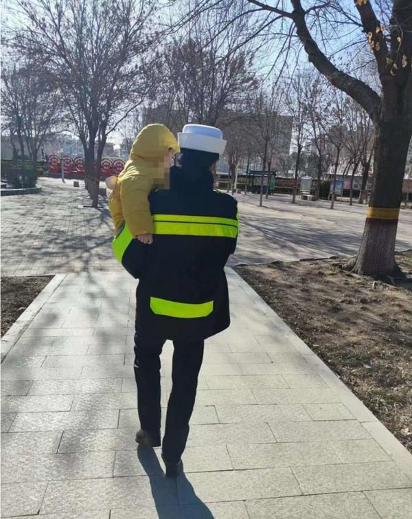 好险！女辅警从车流中一把搂住了三岁娃