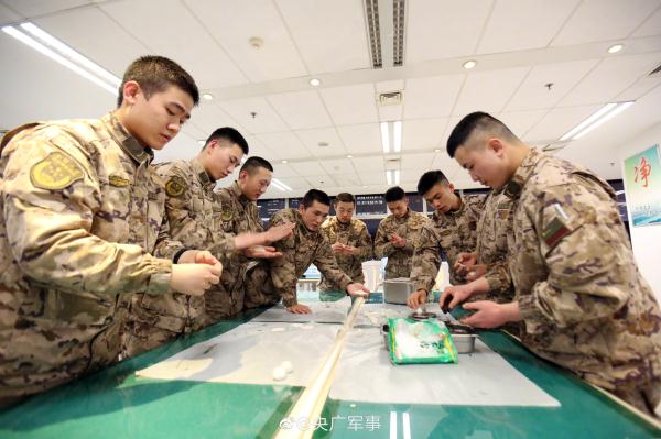 乐在其中!武警官兵元宵节前包汤圆 乐在其中!武警官兵元宵节前包汤圆