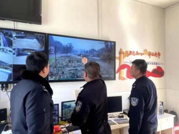 奇了怪了？看见事故，“路人”报警反被抓？！