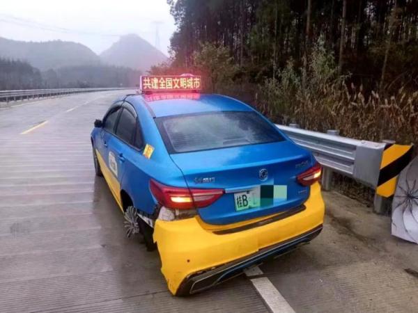 奇了怪了？看见事故，“路人”报警反被抓？！