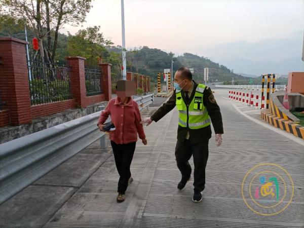 老人硬闯高速收费站！原来是因为……