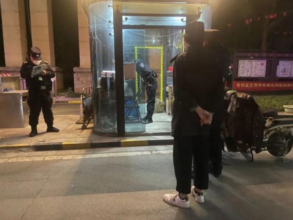 9岁女孩光脚走在小区！家长气懵：快开学了，这事还没做完