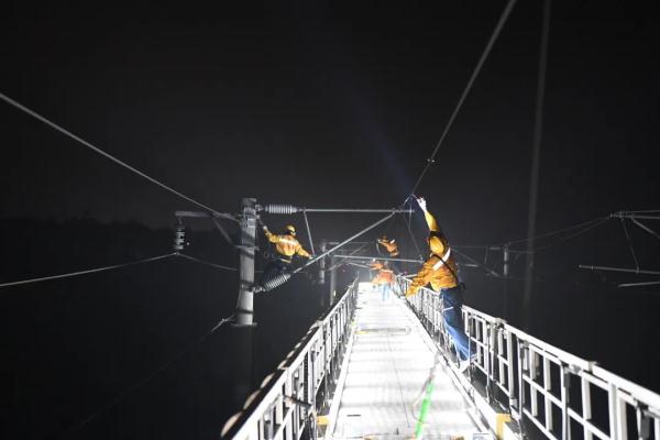 “银龙少年”，凌晨出发！