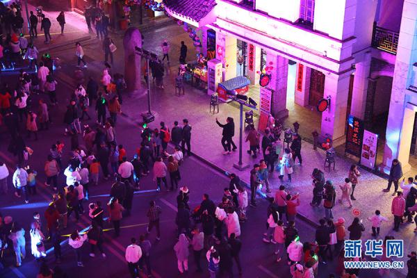 “焰遇”贵阳天河潭 烟花秀从初一“燃”到元宵