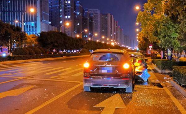 司机酒驾打手机时撞车,肇事逃逸被严惩 司机酒驾打手机时撞车,肇事逃逸被严惩