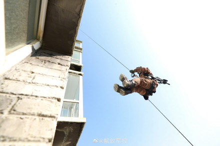 晒图！武警特战队员攀登训练