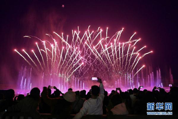 “焰遇”贵阳天河潭 烟花秀从初一“燃”到元宵