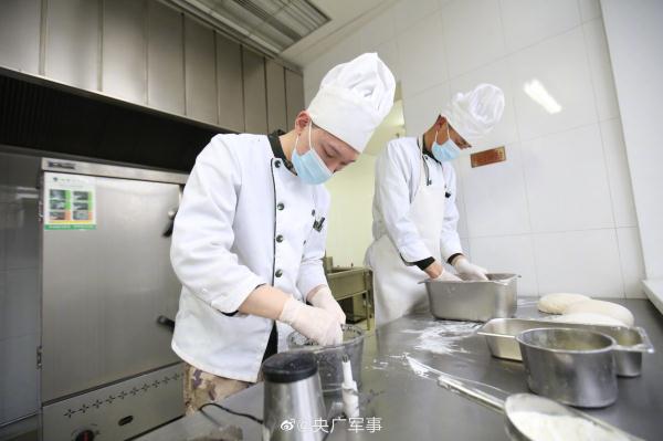 乐在其中!武警官兵元宵节前包汤圆 乐在其中!武警官兵元宵节前包汤圆