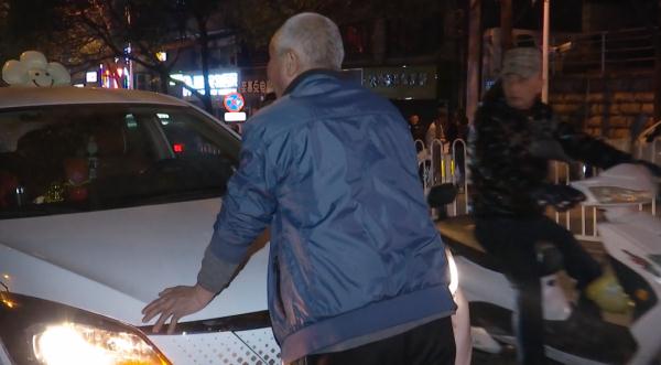 贵阳闹市区，车辆拥堵超百米！造堵原因竟是……