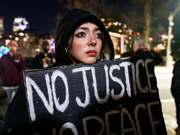 波士顿民众举行集会抗议警察暴力执法 波士顿民众举行集会抗议警察暴力执法