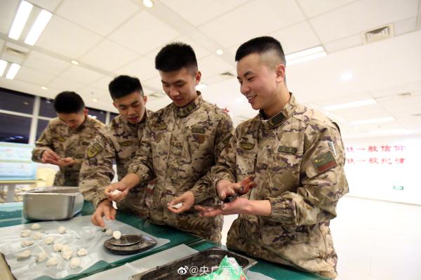 乐在其中!武警官兵元宵节前包汤圆 乐在其中!武警官兵元宵节前包汤圆