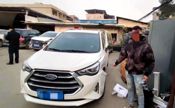 奇了怪了？看见事故，“路人”报警反被抓？！