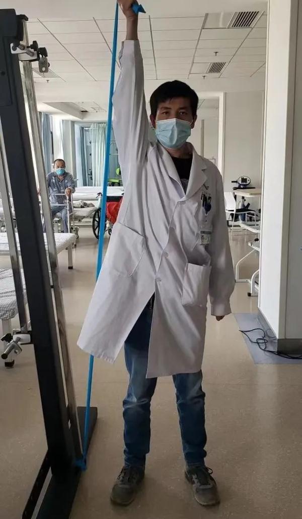 《狂飙》里安欣的肩啥情况？医生解读