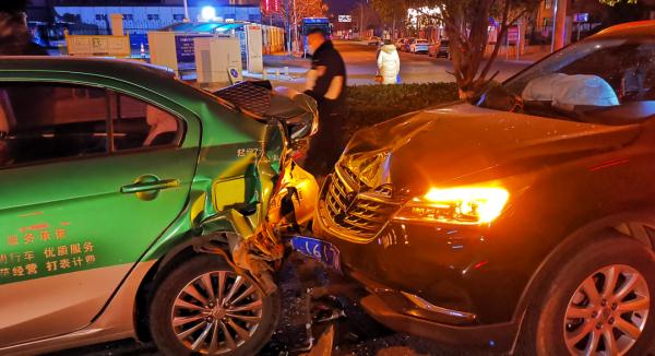 司机酒驾打手机时撞车,肇事逃逸被严惩 司机酒驾打手机时撞车,肇事逃逸被严惩