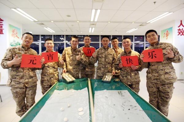 乐在其中!武警官兵元宵节前包汤圆 乐在其中!武警官兵元宵节前包汤圆