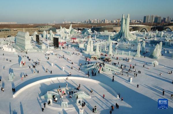 哈尔滨“冰雪世界”游“火热”持续