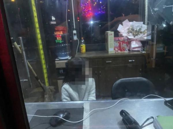 9岁女孩光脚走在小区！家长气懵：快开学了，这事还没做完