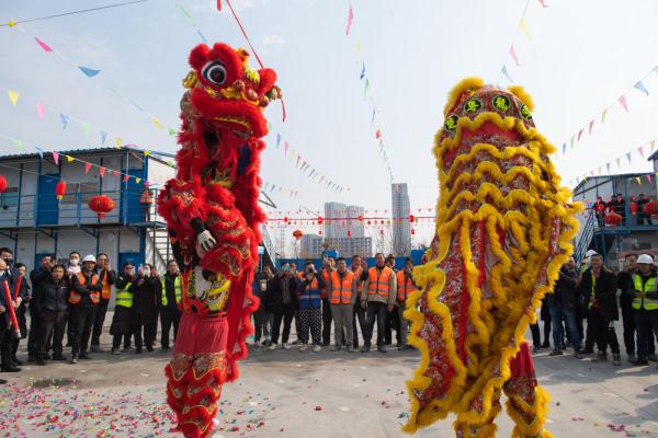 武汉:工地舞狮迎元宵