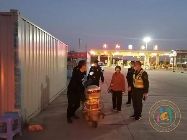 老人硬闯高速收费站！原来是因为……
