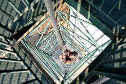 晒图！武警特战队员攀登训练