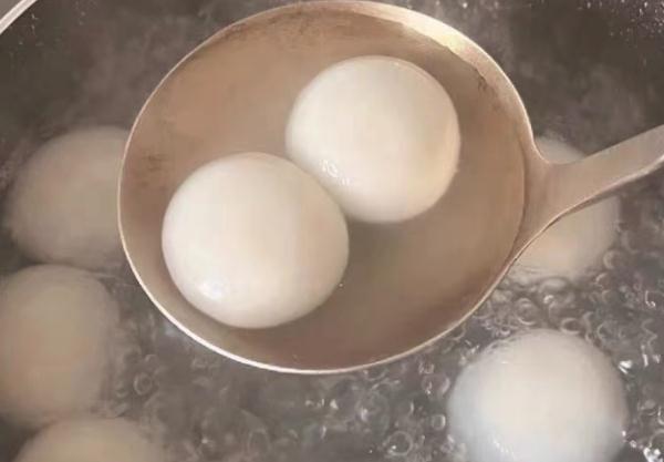煮元宵的汤变红了，还能吃吗？
