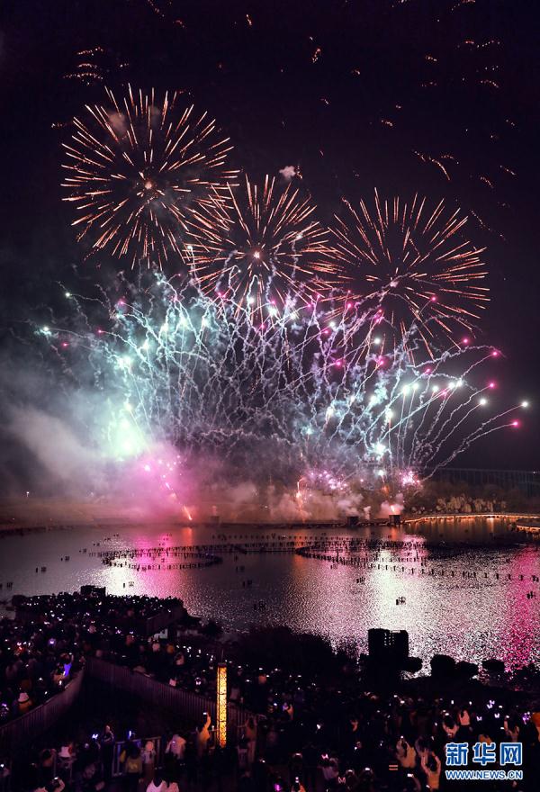 “焰遇”贵阳天河潭 烟花秀从初一“燃”到元宵