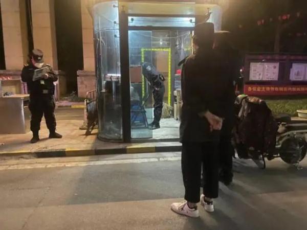 9岁女孩凌晨光脚走在小区!家长:时间不多了… 9岁女孩凌晨光脚走在小区!家长:时间不多了…