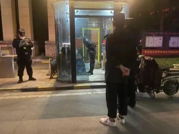 凌晨，9岁女孩光脚走在小区！保安送回家后又被赶出门……