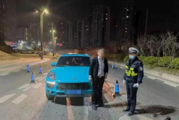 贵阳男子酒驾现场想逃跑！交警一查，是个“二进宫”
