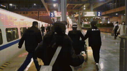 惊心动魄4分钟！江西一火车站上演生命“接力赛”