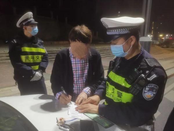 贵阳男子酒驾现场想逃跑！交警一查，是个“二进宫”