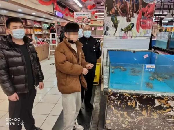 杭州一对情侣为了“享用”，干这事！监控全拍下来了