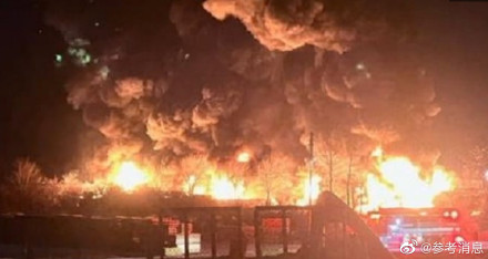 外媒：美国俄亥俄州火车脱轨引发大火 周围居民被疏散