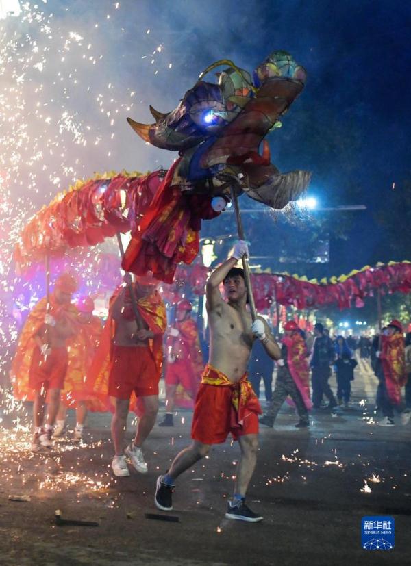 新春走基层丨贵州:苗族“舞龙嘘花”闹元宵 新春走基层丨贵州:苗族“舞龙嘘花”闹元宵