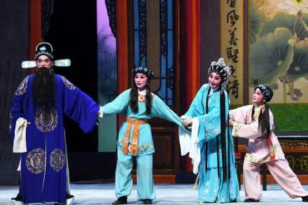 广东粤剧院名家演绎《宝莲灯》,戏迷粉丝排长龙要签名 广东粤剧院名家演绎《宝莲灯》,戏迷粉丝排长龙要签名