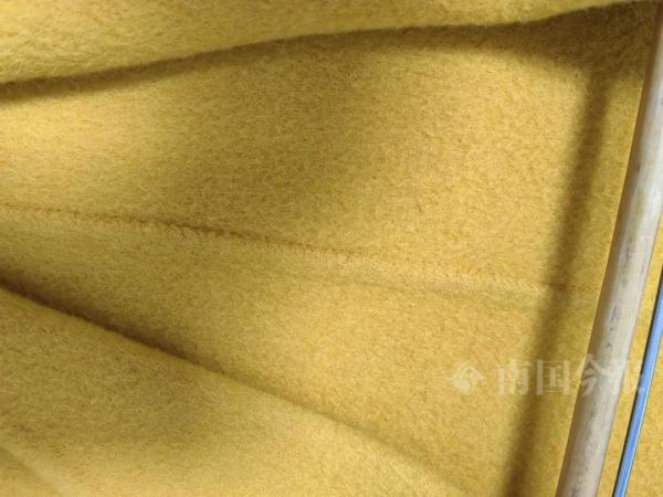 女子投诉数千元大衣被洗成“娃娃衣”,修复后又有新问题!店家回应 女子投诉数千元大衣被洗成“娃娃衣”,修复后又有新问题!店家回应