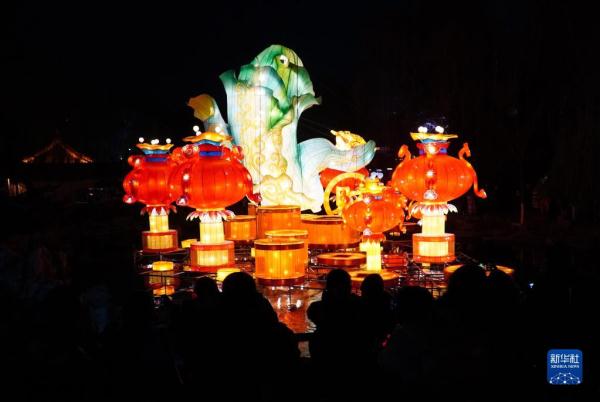 济南：泉水潺潺映彩灯 流光溢彩迎元宵