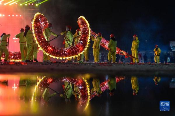 新春走基层丨贵州:苗族“舞龙嘘花”闹元宵 新春走基层丨贵州:苗族“舞龙嘘花”闹元宵