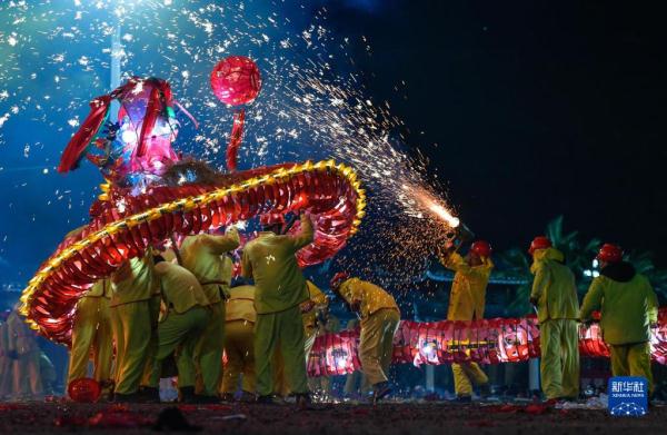 新春走基层丨贵州:苗族“舞龙嘘花”闹元宵 新春走基层丨贵州:苗族“舞龙嘘花”闹元宵