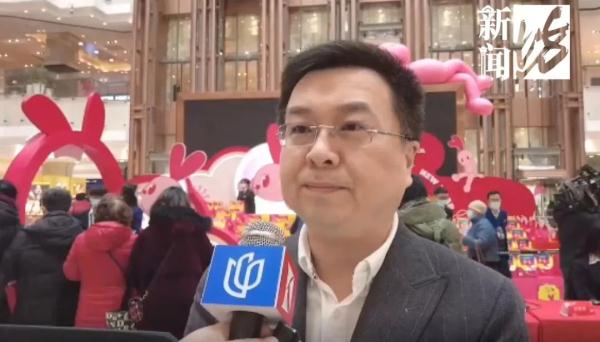 惊到了！有人带着保温杯、折叠凳通宵排队...上海人今天在抢啥便宜货？