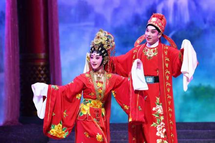 广东粤剧院名家演绎《宝莲灯》,戏迷粉丝排长龙要签名 广东粤剧院名家演绎《宝莲灯》,戏迷粉丝排长龙要签名