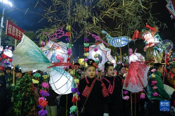 新春走基层丨贵州:苗族“舞龙嘘花”闹元宵 新春走基层丨贵州:苗族“舞龙嘘花”闹元宵