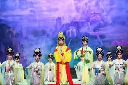 广东粤剧院名家演绎《宝莲灯》,戏迷粉丝排长龙要签名 广东粤剧院名家演绎《宝莲灯》,戏迷粉丝排长龙要签名