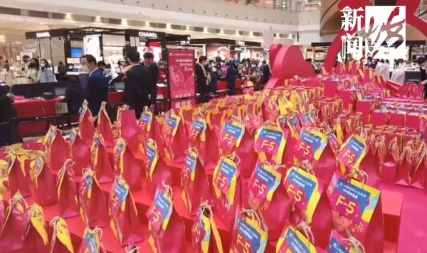 惊到了！有人带着保温杯、折叠凳通宵排队...上海人今天在抢啥便宜货？