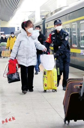 绿皮车上值乘17年，老铁警的最后一个春运