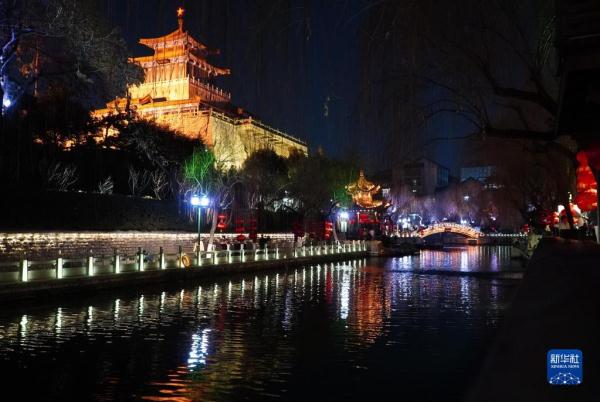 济南：泉水潺潺映彩灯 流光溢彩迎元宵