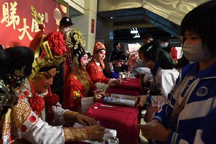 广东粤剧院名家演绎《宝莲灯》,戏迷粉丝排长龙要签名 广东粤剧院名家演绎《宝莲灯》,戏迷粉丝排长龙要签名