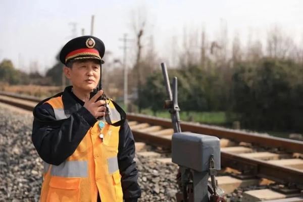 有个火车站，叫丽春！