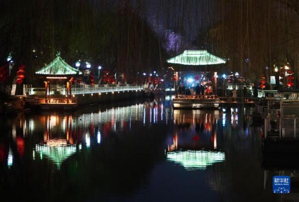 济南：泉水潺潺映彩灯 流光溢彩迎元宵