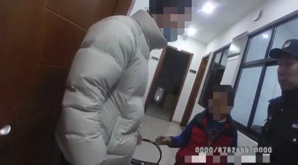 男孩迷途独行数公里 民警迅速找回助团圆 男孩迷途独行数公里 民警迅速找回助团圆